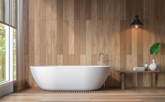 bad-badezimmer-wohnen-einrichten-haus-holz-02 Badewanne im Holzzimmer